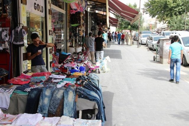 Sokağa çıkma yasağının kaldırılmasıyla ilçede bir çok iş yerleri açılırken, bazı esnafın ise güvenlik endişesiyle dükkanlarını açmadığı görüldü.