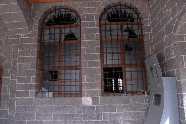 TARİHİ CAMİYE ATEŞ AÇILMIŞ Teröristlerin Fatihpaşa Mahallesi'ndeki kubbelerinin kurşun ile kaplı olmasından dolayı "Kurşunlu" diye de anılan Diyarbakır'daki ilk Osmanlı eseri olan Kurşunlu Camisi'ne uzun namlulu silahlarla ateş açılmış.