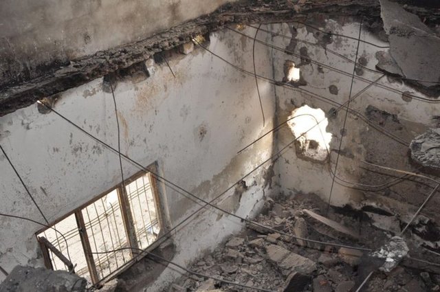 Güvenlik güçlerinin PKK'ya yönelik operasyonunda şiddetli çatışmalara sahne olan ilçede görüntü, sokaklarda yüzlerce boş mermi kovanı, hasar gören binalar ve işyerleri, sokaklarda tam kapatılmamış hendeklerle sanki savaştan çıkmış gibiydi.