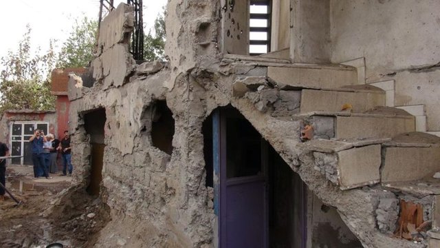 Evlerinden günler sonra dışarı çıkabilenler temel gıda ihtiyaçlarını karşılayabilmek için çatışmalardan zarar görmeyen işyerlerine akın etti.