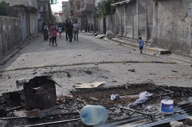 Bazı binaların duvarları delik deşik olurken, cadde ve sokaklardaki yüzlerce boş mermi kovanları dikkati çekti. İlçenin birçok sokağında PKK'lıların güvenlik güçlerinin girişini engellemek için kazıp...