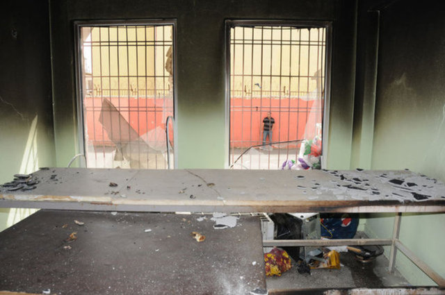 İŞ YERLERİ VE EVLER ZARAR GÖRDÜ Olaylarda zırhlı polis aracına teröristlerce atılan roketatar isabet etti, bir iş yeri çıkan yangında kullanılamaz hale geldi.