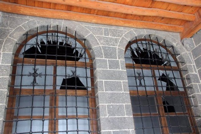 DİYARBAKIR'DA TERÖR SALDIRILARININ TAHRİBATI ORTAYA ÇIKTI Dün valilikçe 09.30'da ilan edilen sokağa çıkma yasağının bugün 06.00'da sona ermesiyle, 2 polisin şehit edildiği, 6 polis memurunun yaralandığı ilçede