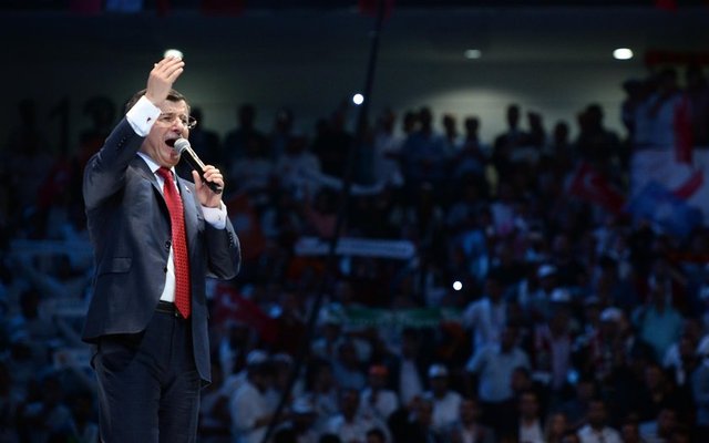 Delege olmayan 433 eski milletvekili, 16 bakan ve bakan yardımcısı, 30 genel başkan yardımcısı, 25 MKYK yedek üyesi, 63 kurucu il başkanı ile 687 eski il ve ilçe başkanı da kongrede yer alıyor... -