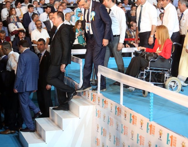 AK Parti, 12 Eylül darbesinin 35. yıldönümünde bugün hem 5. olağan büyük kongresini yapıyor hem de 1 Kasım seçimi kampanyasını başlatıyor.  -