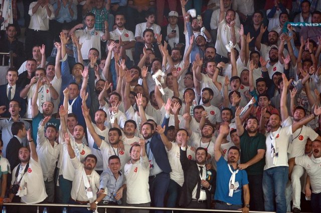 Başbakan Ahmet Davutoğlu ise kongrenin tek genel başkan adayı. Kongrede partinin en üst karar organı olan 50 üyeli merkez karar ve yönetim kurulu (MKYK) da belirlenecek. -