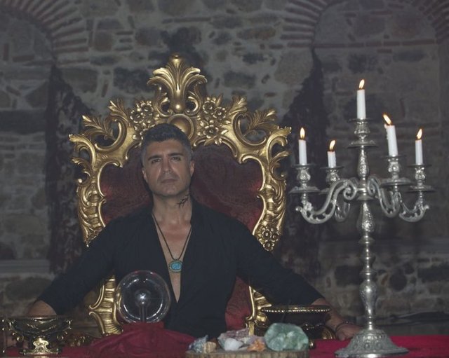 BOYNUNA GEÇİCİ DÖVME YAPTIRDI -  - Özcan Deniz, projeyi okuyup yapımcı olmaya karar verince senaryodaki 'Medyum Kado' rolünü kendine ayırdı.