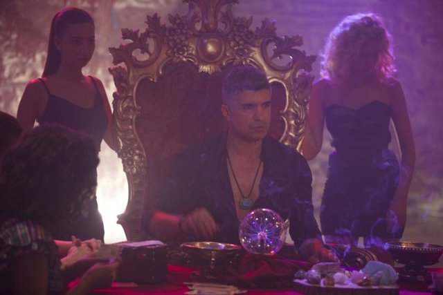 Bülent İpek / HT MAGAZİN -  - Özcan Deniz yeni filmi 'Her Şey Aşktan'da geleceği okuyacak! Filmde 'Medyum Kado' karakterini canlandıran Deniz, rolü için gözlerine sürme çekerek ışıklı kürenin başına oturdu
