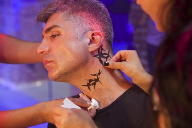 Sevilen sanatçı, medyum sahneleri için sürme çekti ve boynuna geçici dövme yaptırdı. Andaç Haznedaroğlu imzalı filmde Şükrü Özyıldız, Hande Doğandemir ve Mithat Can Özer başrolde.