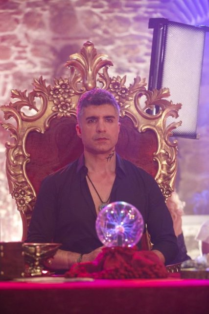 HEM YAPIMCI HEM KONUK OYUNCU -  - 'Su ve Ateş', 'Evim Sensin', 'Ya Sonra' gibi romantik filmlerle sinemada rüştünü ispatlayan Özcan Deniz, Avşar Yapım'la birlikte ortak yapımcılığını üstlendiği yeni filminde konuk oyuncu olarak kamera karşısına geçti.