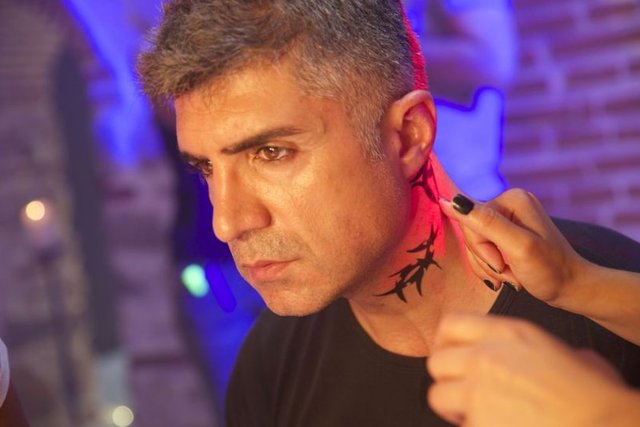 Ünlü oyuncu, 'Her Şey Aşktan' adlı filmde bir medyumu canlandırdı.