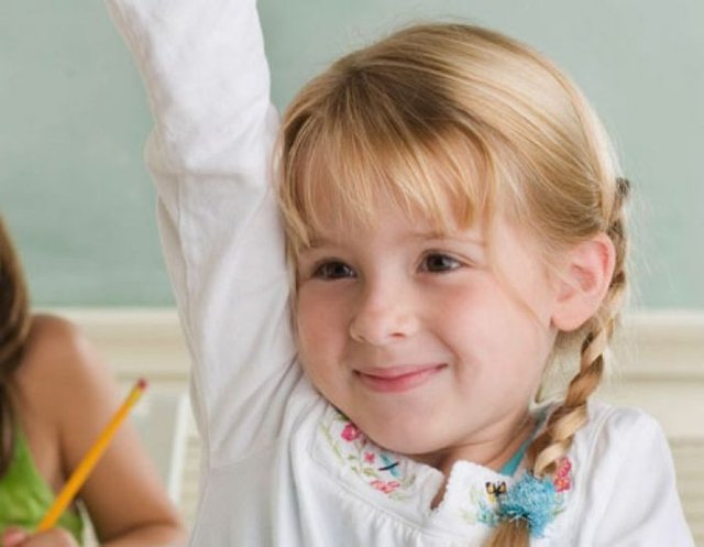 5- Okul alışverişinde onun tercihlerine önem verin: - Okul alışverişine birlikte çıkın, güzel zaman geçirerek onun seçtiği şeyleri alın. Okulla ilgili olumlu hayaller kurmak okulu giderek tanıdık hale getirir.