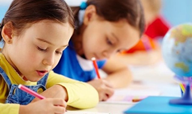8- Gözyaşlarınızı çocuğunuzdan saklayın: Çocuğunuzun okula başlaması sizin için oldukça duygusal bir an. Okulun ilk günü sizin de gözlerinizi yaşartabilir. Ancak bu anı özel bir alanda yaşamalı, çocuğunuzun göremeyeceğinden emin olmalısınız.