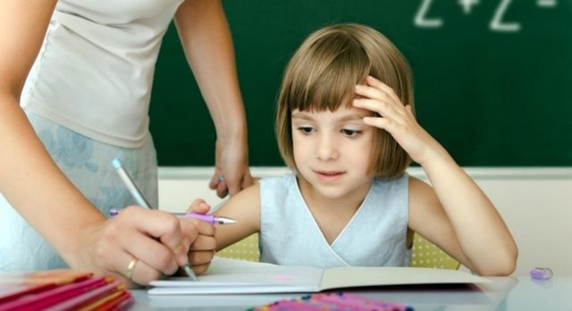 Bu ayrılık anının uzaması ve dramatikleşmesi çocuğunuzun huzursuzluğunu artırıyor. Bu sebeple öğretmenine güvenin ve çocuğunuzun bu duyguyla baş edebileceğine inanın.