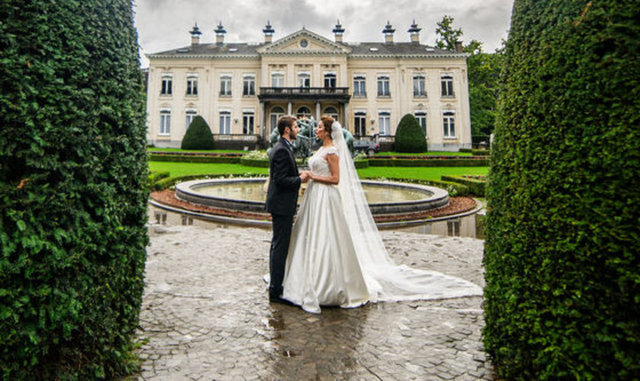 Kasteel Den Brandt Şatosu'ndaki düğüne yaklaşık 100 davetli katıldı.