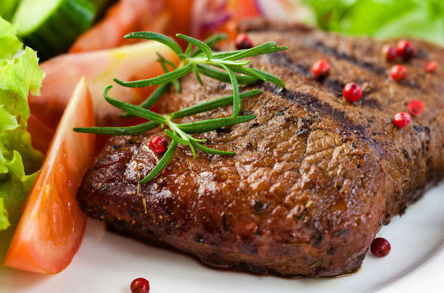 Etler; büyük parçalar şeklinde değil ancak kıyma, kuşbaşı gibi küçük parçalara ayrılıp, tek pişirimlik miktarlara bölünüp, buzdolabı poşetlerine koyularak buzdolaplarının buzluk kısmında veya derin dondurucuda saklanmalı.