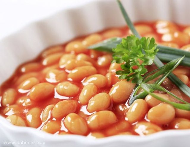 Kavurma ve kırmızı et öğle öğününde tüketilmeli, akşam öğününde ise sebze, kuru baklagil gibi posa içeriği yüksek yemekler tercih edilmeli.