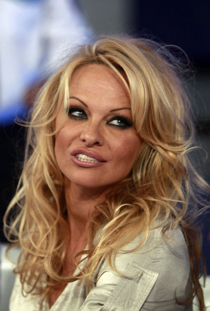 SOYUNDU  - Pamela Anderson, yaşını inkar eden güzelliğiyle Flaunt dergisine poz verdi.