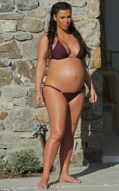 - AYAKLAR -  - Kardashian, bedeni özellikle de kalçaları şekillendiren spor ayakkabılarının satışa sunulduğu bir online satış sitesinin de ortak kurucularından biri. Buradan 2013 yılında elde ettiği gelir 13 milyon sterlin civarında.