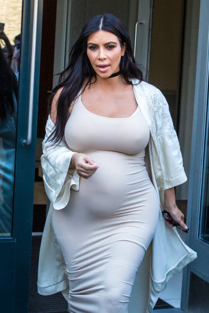SUTYEN, MAYO, BİKİNİ -  - Kardashian'ın kendi adını taşıyan bir iç çamaşırı, plaj giyimi markası var. Mayo, bikini, sutyen gibi parçaları içeren Kardashian Kollection adlı markanın modelliğini de kendisi yapıyor.
