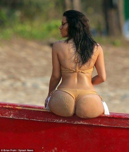 -  Şimdi gelin, seveni kadar hatta belki de daha çok nefret edeni ve eleştireni olan Kim Kardashian'ın tepeden tırnağa fiziksel özellikleri sayesinde nasıl para kazandığına bakalım.