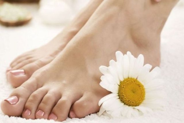 Gerektiğinde deodorant kullanın. Koku azalacaktır. Ayaklarınızın kokusundan utandığınızda ve sorunu hemen geçirmek istediğinizde bu çabuk bir çözümdür.