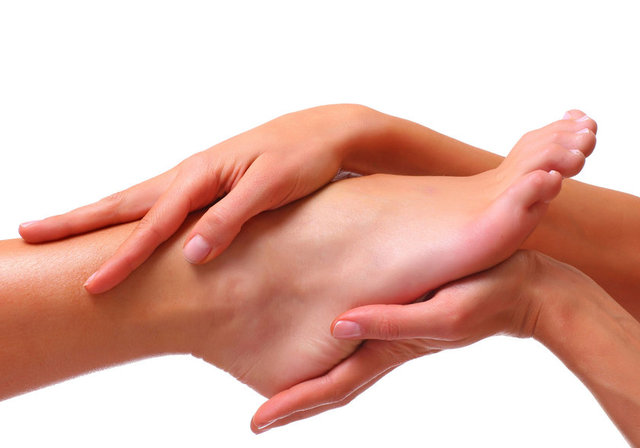 Ayaklarınızı ovalayın. Ayaklarınızı suya sokmanın yanı sıra, ayak kokusu sorununu azaltmak için onları ovalayabilirsiniz. Bu en iyi, güçlü bir kokusu olan doğal evde bakım ürünleriyle yapılır. Zencefil, turp ve limonun hepsiyle ayağınızı ovalayabilirsiniz