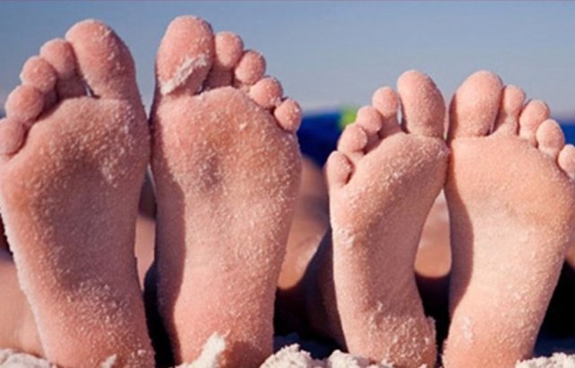 Hava geçiren ayakkabılar bulmaya çalışın. Eğer nemi içinde tutan ayakkabılar yerine hava alan ayakkabılar giyiyorsanız ayak kokusu sorununu epey azaltmış olursunuz.