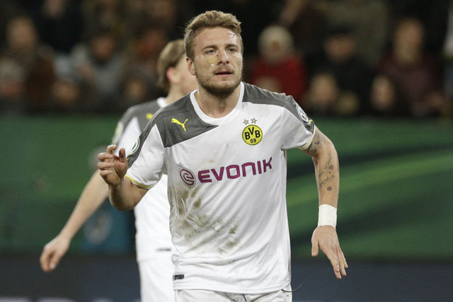 16) IMMOBILE Dortmund'dan Sevilla'ya kiralık olarak transfer olan Immoble da Galatasaray'a önerilen isimler arasında yer aldı ancak İtalyan oyuncunun yıllık ücretinden dolayı transfer gerçekleşmedi.