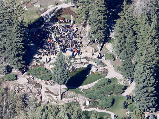 Aralarında John Mayer, Katy Perry, Lena Dunham, Rita Wilson, Bruce Springsteen, Diane Von Furstenberg, Seth Meyers gibi dünyaca ünlü isimlerin olduğu ve basına kapalı olarak gerçekleştirilen düğünün ilk kareleri sızdı.