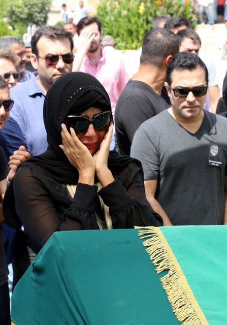 Cenazede gözyaşları döken Hamarat, eşinin 40'ı çıkmadan gecelerde eğlenceye daldı.