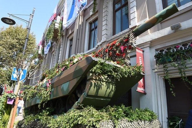 n konuşmasının ardından da vatandaşlara canlı çiçek dağıtıldı.