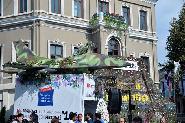 "Dünya Barış Günü" nedeniyle Beşiktaş Akaretler Yokuşu'nda "Barış için bir dal da sen uzat" adlı program düzenlendi.