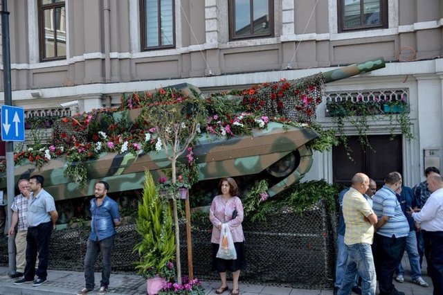 "Beşiktaş, Uluslararası Bahçe ve Çiçek Festivali"nin tanıtımının da yapıldığı programda konuşan Beşiktaş Belediye Başkanı Avukat Murat Hazinedar, "Özgürlükçü sosyal demokrasinin kalbinde demokrasi, özgürlük, barış ve doğa için insanı yüceltecek değerler