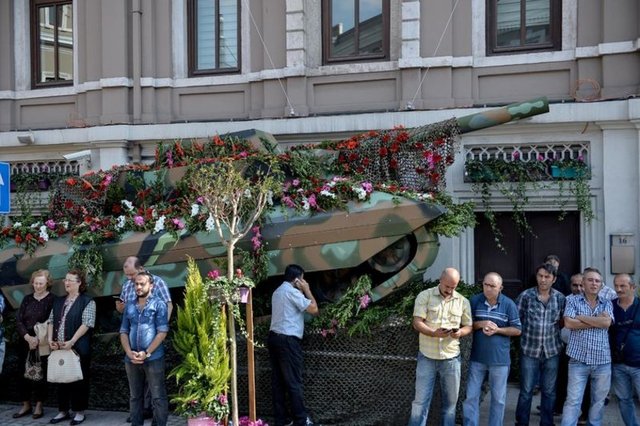 Programa Beşiktaş Belediye Başkanı Avukat Murat Hazinedar ile Hollanda, Amerika, İsviçre, Almanya, Japonya İstanbul Başkonsolosları, 3 semavi dinin temsilcisi, STK üyeleri ve vatandaşlar katıldı.