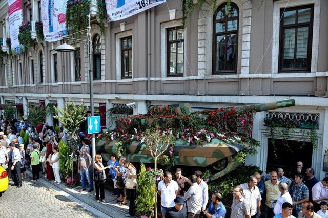Barış mesajlarının verildiği programda Şair Nedim ve Süleyman Seba Caddelerinin birleştikleri bölgede yer alan Akaretler Sıra Evleri çiçeklerle donatıldı. Binaların balkonlarından saksılarla canlı çiçekler sarkıtıldı.