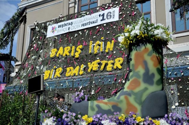 için yapacağımız çok şey var. Her gün güneş aydınlanırken, barışa, özgürlüklere, cumhuriyetimize, demokrasimize, ülkemize, dünya insanlığına dair bir dertle uyanıyoruz aslında... -