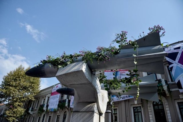 Alana konulan maket uçak, tank, füze ve asker postalları da çiçeklerle süslendi.