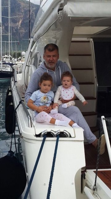 SÜLEYMAN TOPLUSOY VE KIZLARI 