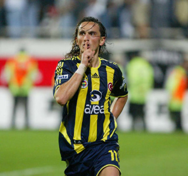 8- "Kalpler durdu, Tuncay durmadı"  - 2005-06 sezonunda Beşiktaş Anelka'dan yediği golle maçı uzun süre 1-0 yenik götürüyor. Duraklamada Fener kalesine müthiş bir füze göndererek durumu eşitleyen Kleberson'a cevabı yine uzatmada Tuncay Şanlı veriyordu.