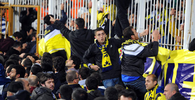 25- "Fenerbahçeli taraftarlar kapıyı kırıp İnönü'ye girdi - 27 Ekim 2011'de İnönü Stadı'nın önünde bekleyen ve stada alınmayan Fenerbahçe taraftarları, eski açık tribünündeki acil çıkış kapısını kırarak girdi.