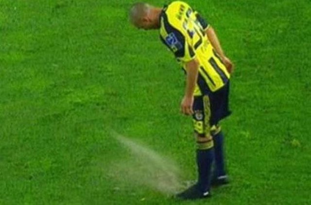 22- "Bilica penaltı noktasını kazdı" - 18 Nisan 2010'da Fenerbahçe'nin Kadıköy'de Beşiktaş'ı 1-0 yendiği maçta Sarı-Lacivertli oyuncu Bilica, 64. dakikadaki penaltı öncesi penaltı noktasını kramponuyla eşeledi. Daha sonra Bobo penaltıyı kaçırdı.