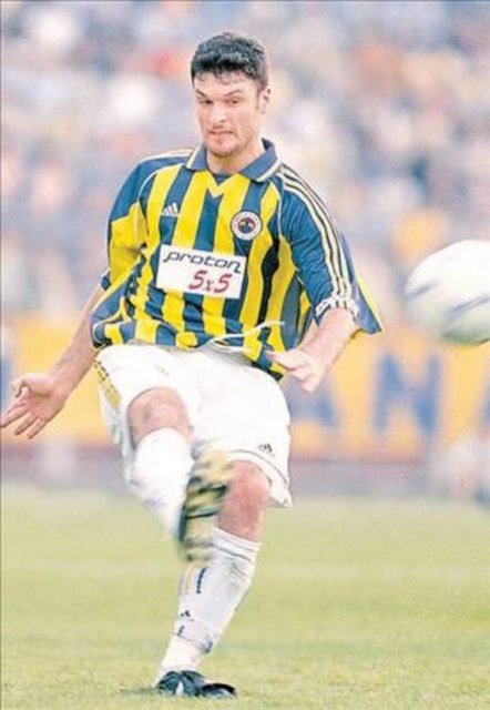 9- "Alpay formayı sahaya bıraktı"  - 2000 yılının son derbisinde F.Bahçe, Beşiktaş'ı 3-1 yenince G.Saray maça çıkmadan şampiyon oluyor. F.Bahçe'ye transfer olan Alpay, kendisine yapılan küfürlü tezarühata karşılık formayı İnönü'nün ortasına bırakıyor.