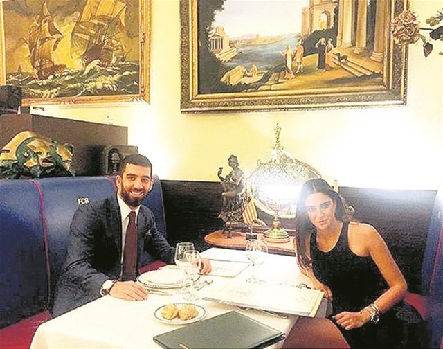 Takipçileri 'Gösteriş yapıyorsun' deyince Turan sevgilisini "Fotoğrafı koymasını ben istedim" diyerek savundu.