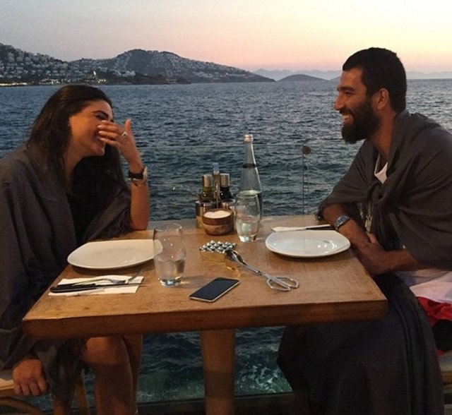 Arda Turan'la sevgilisi Aslıhan Doğan geçtiğimiz gece Barcelona kulübüne ait şık bir mekanda akşam yemeğine çıktı.