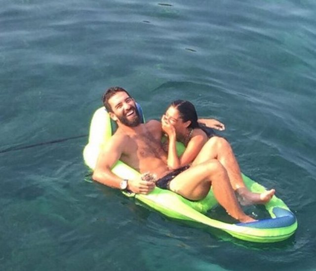 Aslıhan Doğan, Arda Turan ile olan fotoğraflarını sosyal medyadan paylaşmaya devam ediyor.
