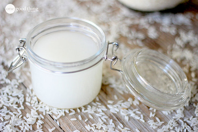 Pirinç suyu ten rengini beyazlaştırır ve ciltteki kahverengi lekelerin renginin açılmasına yardımcı olur.