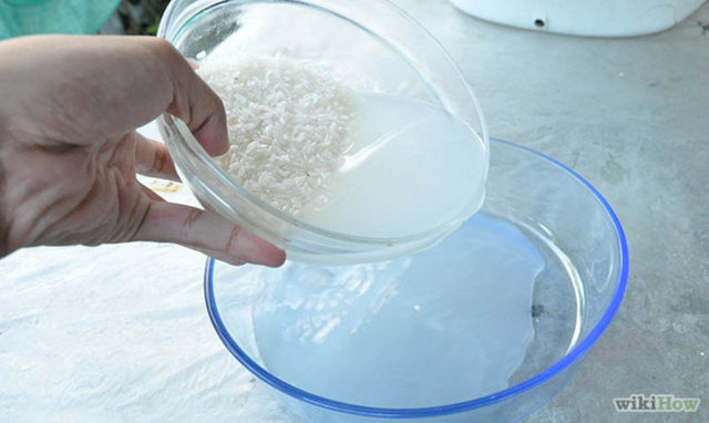 Alerjik reaksiyondan korunmak için hazırladığını pirinç suyunu ya da maskesini önce bileğinizin iç kısmına sürüp 15 dakika bekledikten sonra durulayın. Herhangi bir kızarma ya da kaşınma olursa hazırladığınız karışımını kullanmayın!