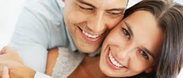 Bu durumda seanslara katılmayan eş, terapi sürecinin kendisini suçlu çıkarmadan işlediğini ve aile ortamında olumlu değişiklikleri sağladığını görmeye başladığında, kendiliğinden gelmeyi talep de edebilir.