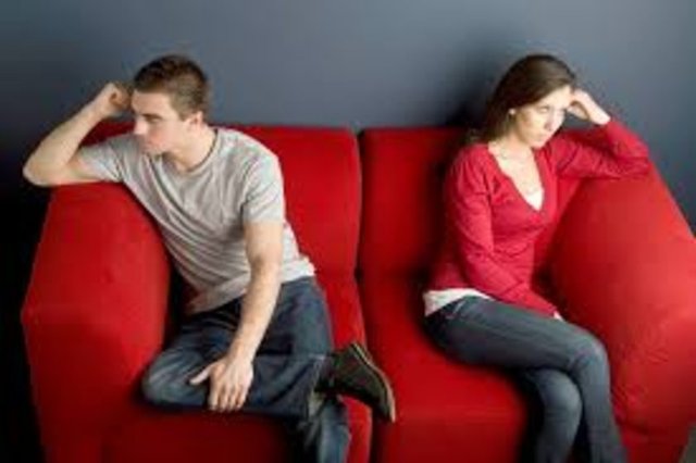 Özellikle tek eş yardım arayışına başvurduğunda, uzman bir çift terapisti, karşı tarafı suçlama tuzağına düşmeden, gelen eşin tartışma ve sorunlara verdiği tepkileri değiştirip düzenler ve...